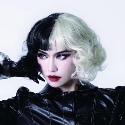 Короткий скакалки кудрявый Bang волосы парика Белая и черная Cruella Cosplay Термоустойчивые волокна